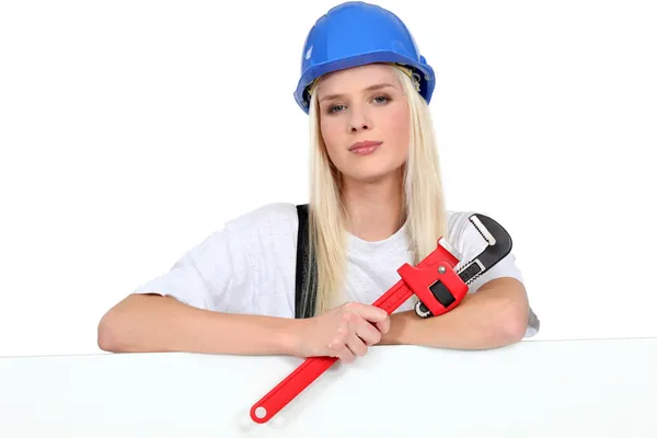 Arbeiterin mit Schraubenschlüssel und Brett für Ihr Image — Stockfoto
