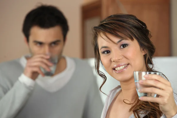 Пара випиває склянку води — стокове фото