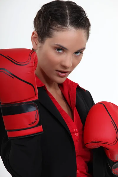 Hermosa chica sosteniendo guantes de boxeo — Foto de Stock