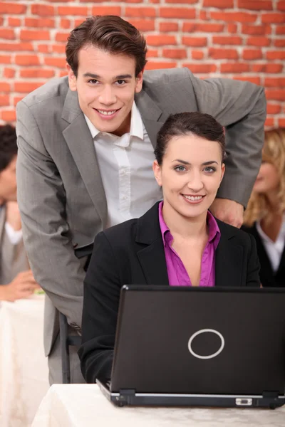 Man and a woman using a laptop computer — Stock Photo, Image