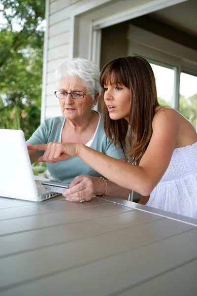 Uma avó e sua neta fazendo computador — Fotografia de Stock