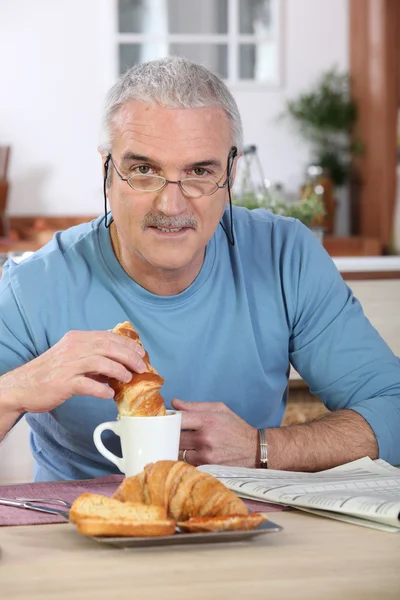 Uomo anziano che fa colazione — Foto Stock