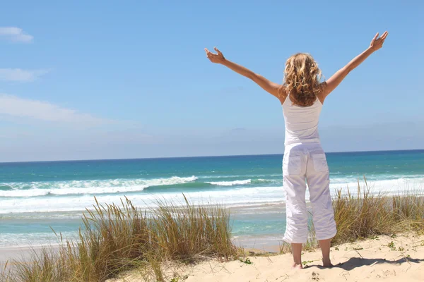 Femme respirant sur la plage — Photo