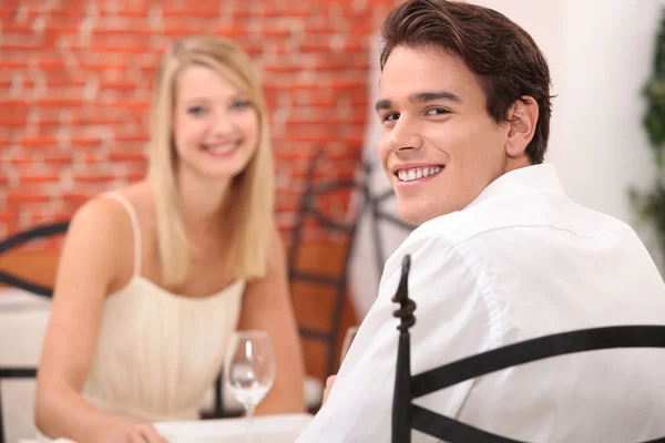 Casal ter um jantar romântico em um restaurante — Fotografia de Stock