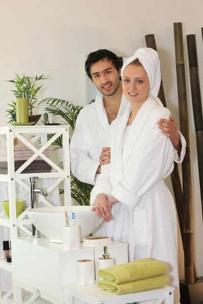 Paar stond in badkamer samen — Stockfoto
