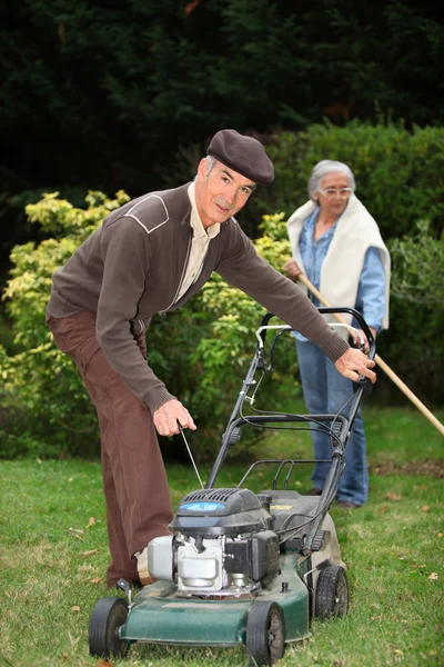 Älteres Ehepaar bei der Gartenarbeit — Stockfoto