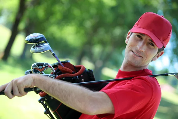 Golfista hospodářství klub přes rameno. — Stock fotografie