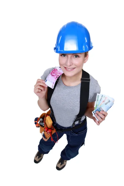 Tradeswoman anläggning pengar — Stockfoto