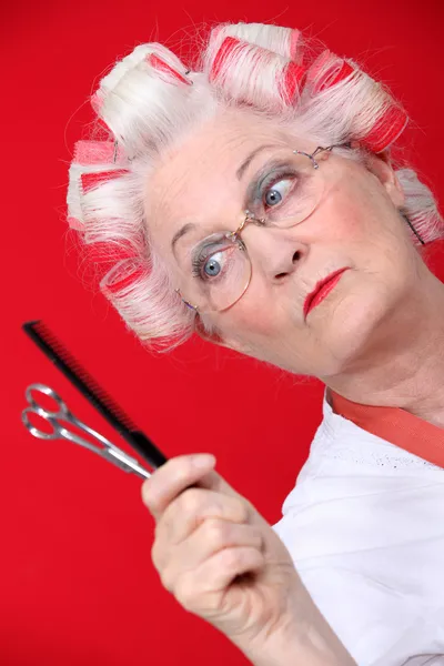 Saçında Silindirler ile yaşlı kadın — Stok fotoğraf