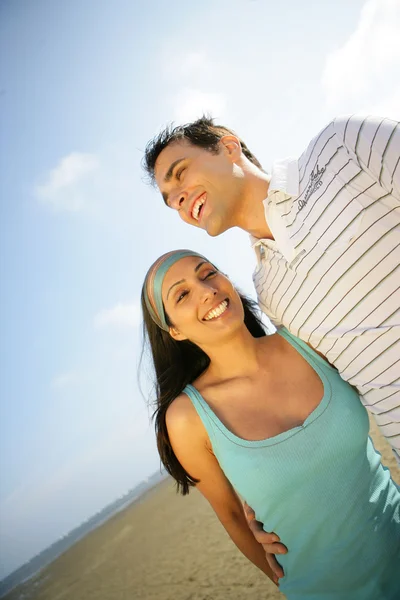 Casal andando na praia — Fotografia de Stock