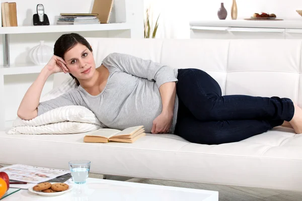 Těhotná žena odpočívá — Stock fotografie