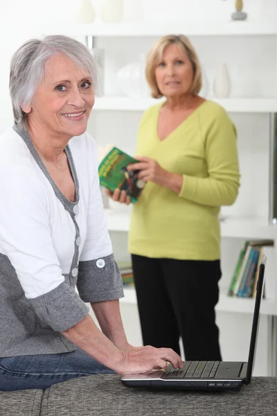 Mulheres seniores em casa com laptop — Fotografia de Stock