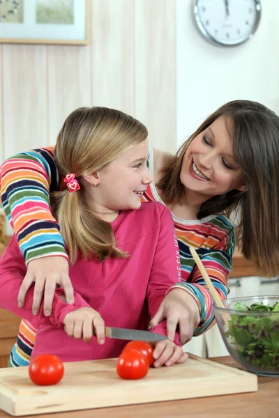 요리 하는 방법 그녀의 딸을 가르치는 어머니. — 스톡 사진