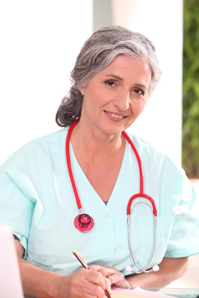 Portret van senior vrouw arts — Stockfoto