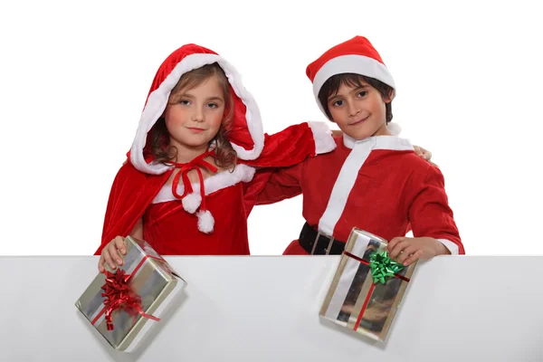 Deux enfants portant des costumes de Noël — Photo