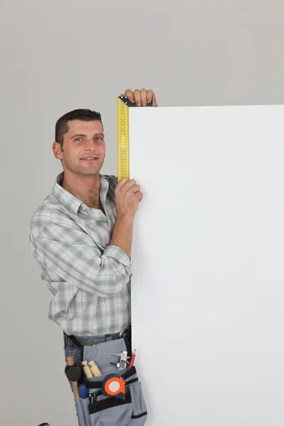 Ouvrier debout avec panneau blanc — Photo