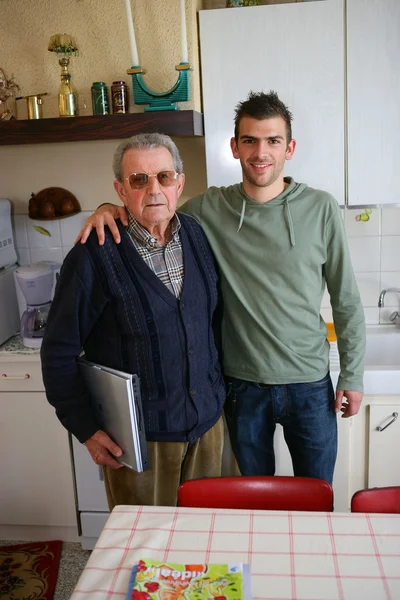 Apa és fia a konyhában. — Stock Fotó