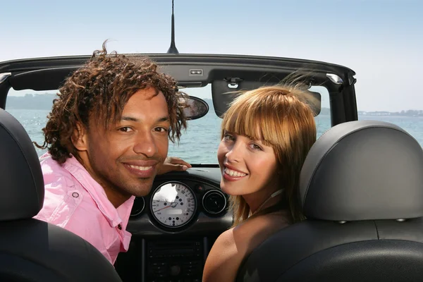 Paar saß im Cabrio am Meer — Stockfoto