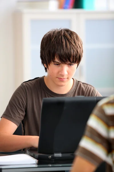 Dospívající chlapec pracoval na jeho laptopu — Stock fotografie