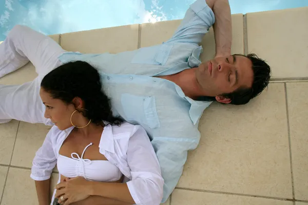 Пара розслабляється біля басейну — стокове фото