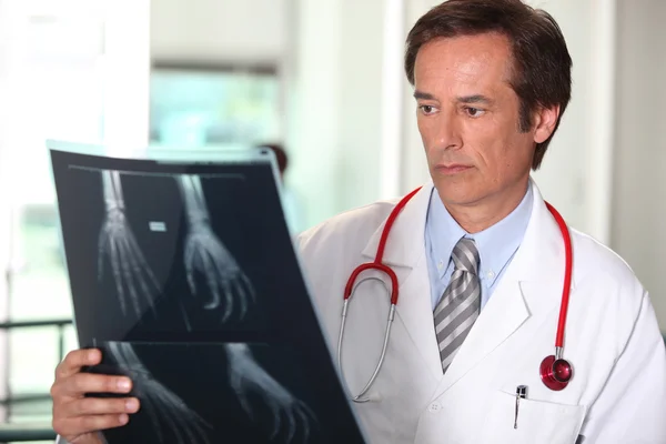 Doctor mirando rayos X —  Fotos de Stock
