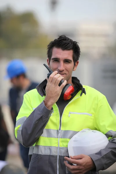 Trabalhador da construção com um walkie talkie — Fotografia de Stock