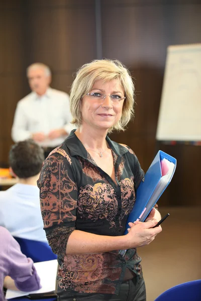 Woman holding a file during a presentation — Stock Photo, Image