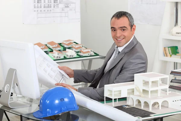 Architect on office looking at plans — Stock Photo, Image