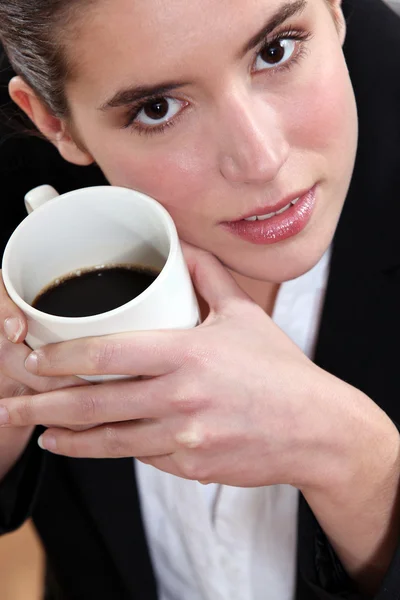 Крупный план женщины, пьющей кофе . — стоковое фото