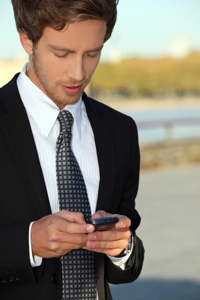 Młody człowiek za pomocą smartfona — Zdjęcie stockowe