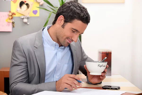 Business hemma med kaffe innan arbetet — Stockfoto