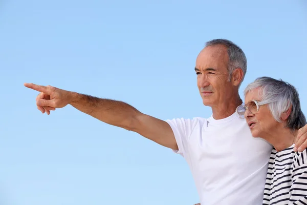 Couple âgé à la plage — Photo