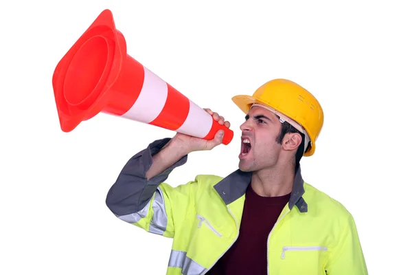 Trabalhador manual gritando através de cone — Fotografia de Stock