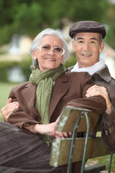 A mature couple on a bench. — Stock Photo, Image
