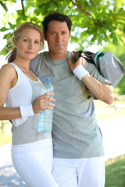 Retrato de casal desportivo com garrafa de água — Fotografia de Stock