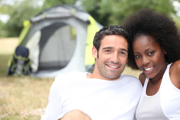 Couple camping — Stock Photo, Image