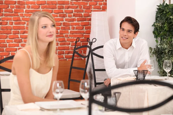 Uomo osservando bella signora in un ristorante — Foto Stock