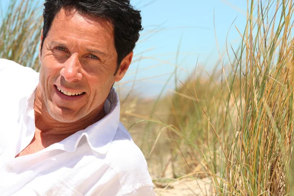 Man die lacht op het strand. — Stockfoto