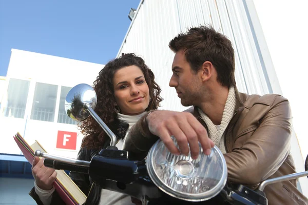 Ehepaar stand mit Motorroller vor Büro — Stockfoto