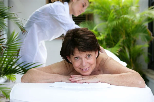 Femme mûre ayant un massage — Photo