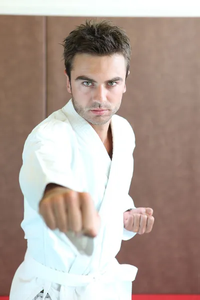 Hombre practicando movimientos de artes marciales — Foto de Stock