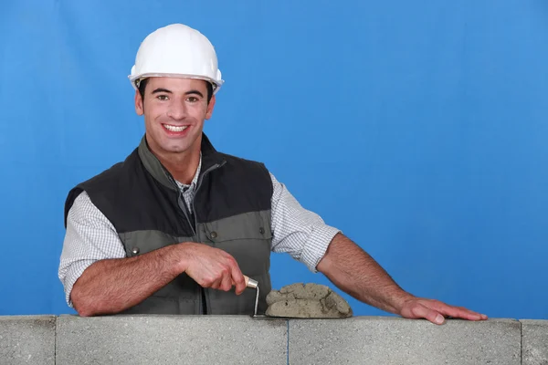 Homem que coloca tijolos — Fotografia de Stock