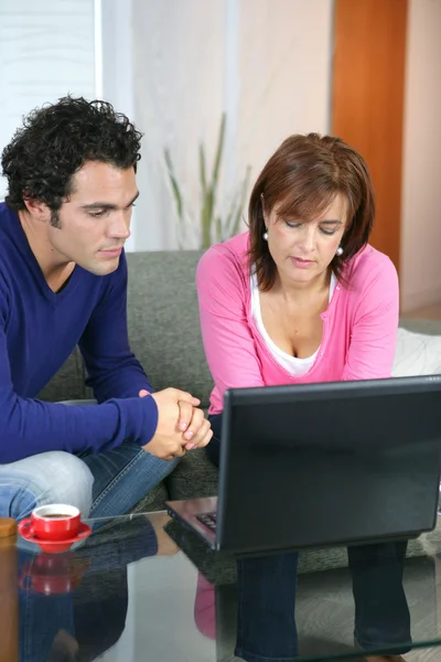 Par söker på internet — Stockfoto