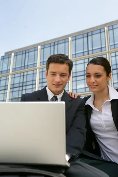 Business couple outside place of work — Stock Photo, Image
