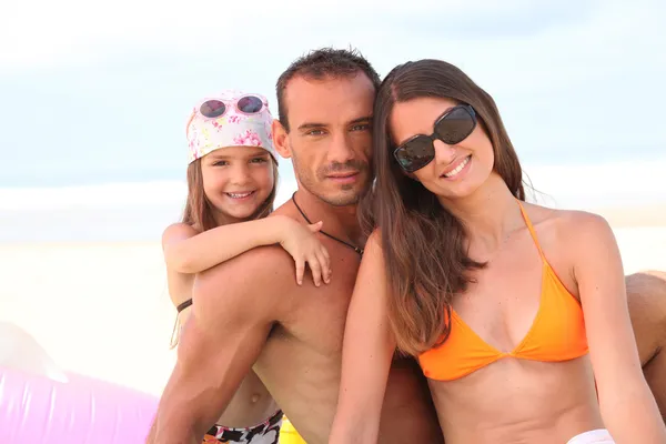 Jong gezin op het strand — Stockfoto
