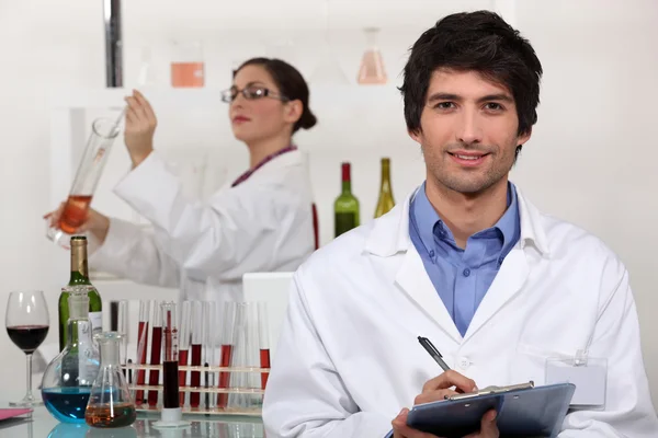Twee wetenschappers in wijn testfaciliteit — Stockfoto