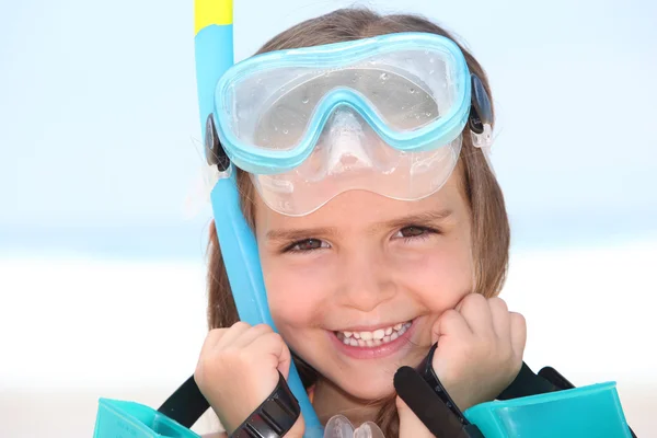 Porträtt av en liten flicka med mask och snorkel — Stockfoto