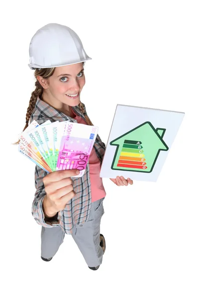 Een vrouwelijke bouwvakker bevordering van energiebesparing. — Stockfoto