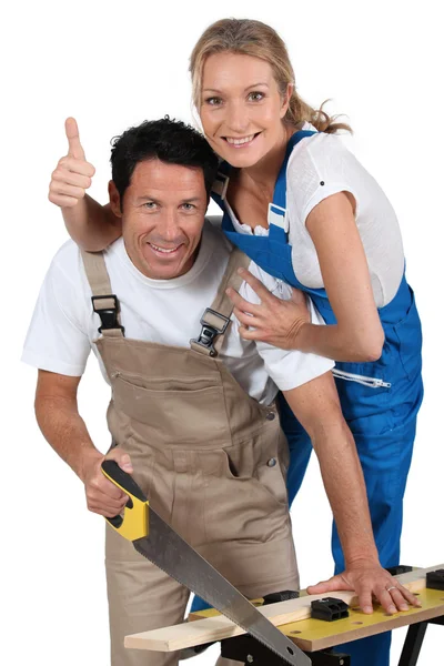 Ehepaar stand an Werkbank und machte Hausarbeit — Stockfoto