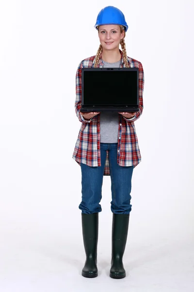 Trabalhadora da construção feminina apresentando laptop — Fotografia de Stock